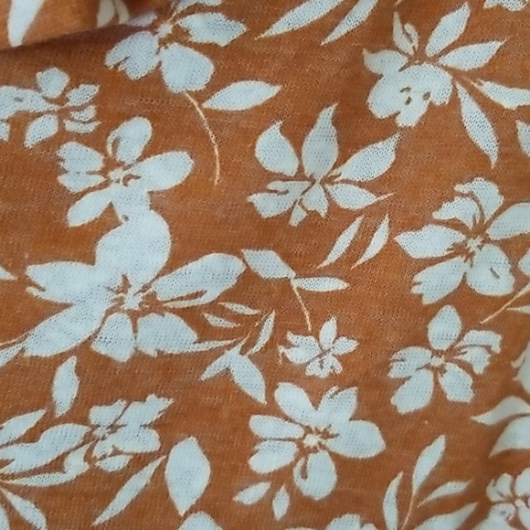 ๐ฅณ 5/$25! NWT! OLD NAVY Rust and White Floral Top - Picture 3 of 5